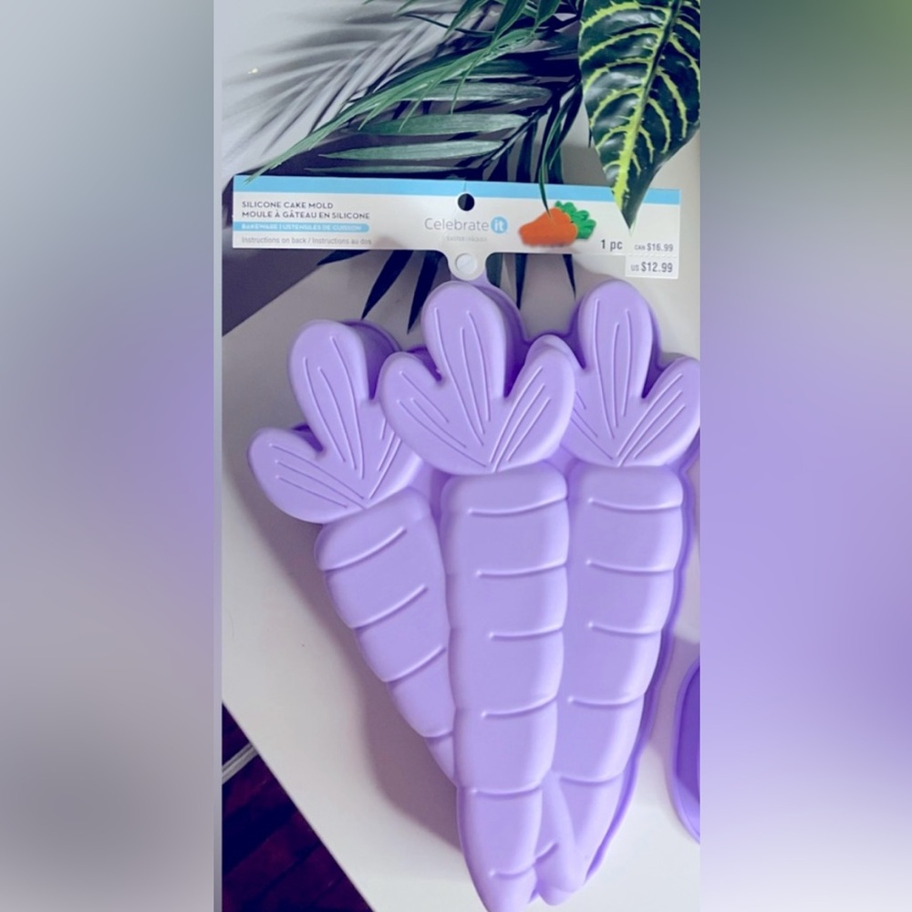 Easter Silicone Carrot Cake Mold Bakeware - NWT